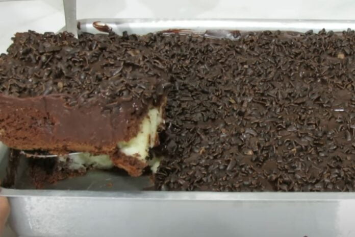 bolo de chocolate que sai recheado do forno