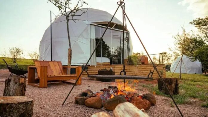 Experimente o glamping de luxo com as vistas mais deslumbrantes para o oceano