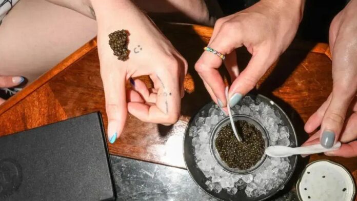 Onde encontrar as melhores experiências de degustação de caviar em restaurantes de luxo