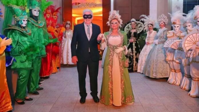 Participe de bailes de ópera e trajes de gala em eventos de luxo